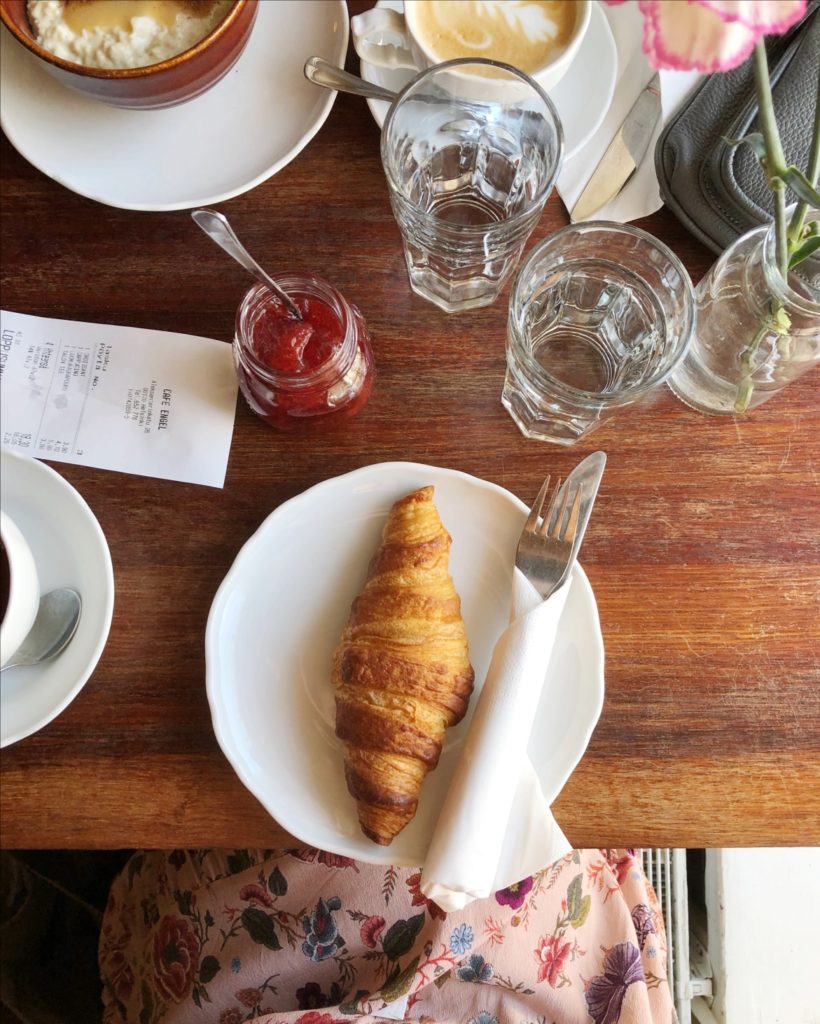 Aamiainen Helsingissä? Cafe Engel on legendaarinen kahvila, joka sijaitsee yhdessä Helsingin vanhimmista kivitaloista.