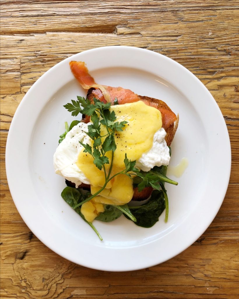 Gastro Cafe Kallio on nimennyt lohta sisältävän Eggs Benedict -leipänsä Eggs Flemariksi. Sitä saa sunnuntaisin.