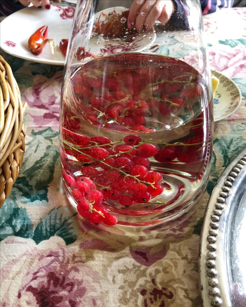Punaherukkavesi on kaunis tarjottava juhlapöydässä.