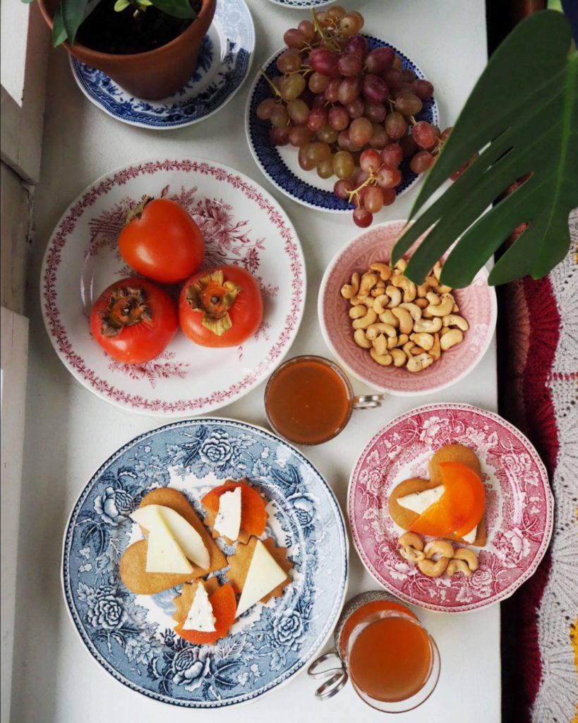 Kokoa Raikastamon glögin seuraksi helppo glögibuffa: pipareita, sinihomejuustoa ja persimonia, paahdettuja pähkinöitä ja punaisia viinirypäleitä.